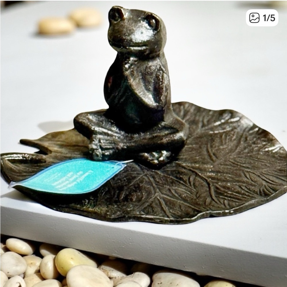 NWT Elegant Metal praying Frog Sculpture on a lily pad for Home Decor